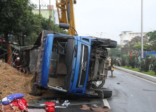 Lật xe tải, dưa hấu đổ tràn ra đường