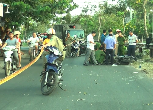 Nam thanh niên nằm chết cạnh xe máy, trên cổ có vết thương