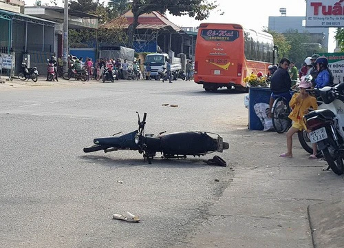 Sau va chạm với xe khách, 3 thanh niên đuổi chém tài xế