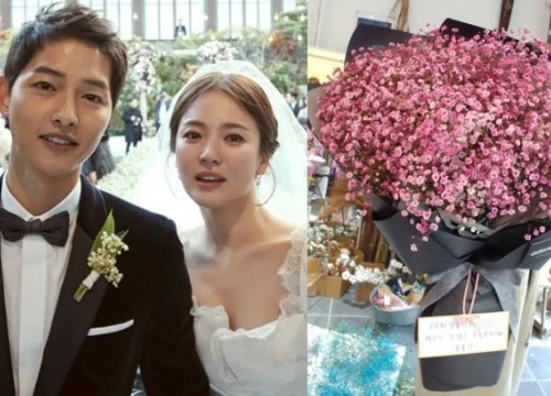 Song Joong Ki tặng Song Hye Kyo bó hoa cực đại, khen bà xã "đẹp nhất vũ trụ" nhân dịp kỷ niệm 100 ngày cưới