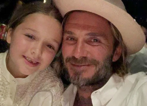 Becks và con gái cưng hát véo von trong nhà tắm