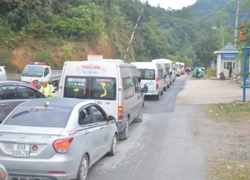 Đường lên Yên Tử kẹt cứng, du khách thêu tranh chờ thông đường