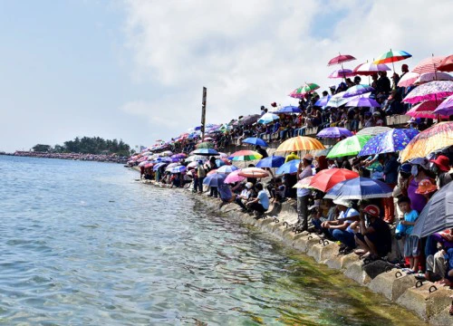 Hàng nghìn người xem đua thuyền tứ linh tri ân đội hùng binh Hoàng Sa