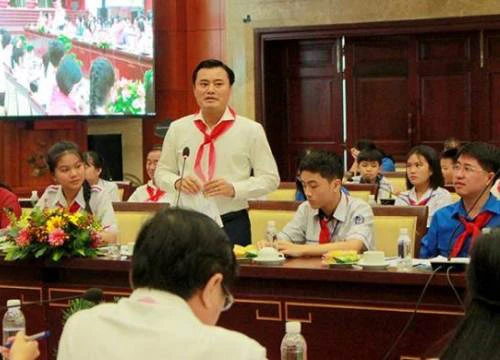 'Mùi kênh hôi quá, em không tập trung học được'