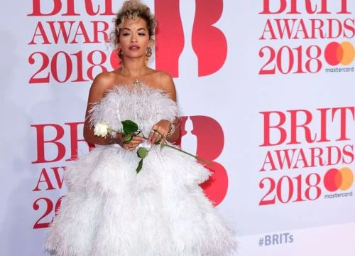 Những bộ cánh ấn tượng trên thảm đỏ Brit Awards 2018