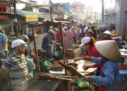 Vàng, cá lóc "xuất xưởng" trong ngày vía Thần Tài ở Sài Gòn