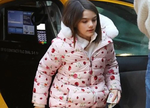 Không còn ở bên người bố giàu có, Suri Cruise học cách quý trọng đồng tiền hơn