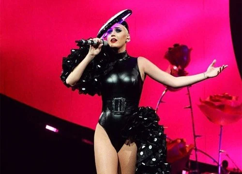 Nữ ca sĩ Katy Perry tiếp tục chọn đồ của NTK Công Trí