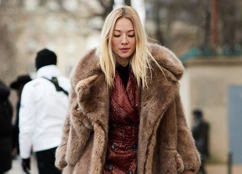 Áo khoác dáng dài, váy quét đất bắt tay nhau 'oanh tạc' street style Paris FW