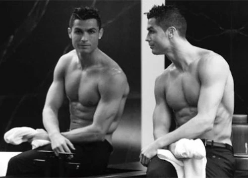 Cristiano Ronaldo thích soi gương và ghét... xem bóng đá