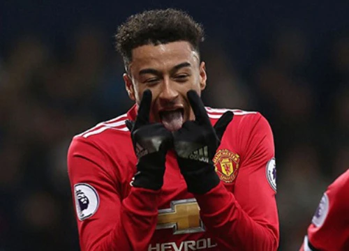 Lingard khoe dây chuyền vàng mô phỏng động tác ăn mừng