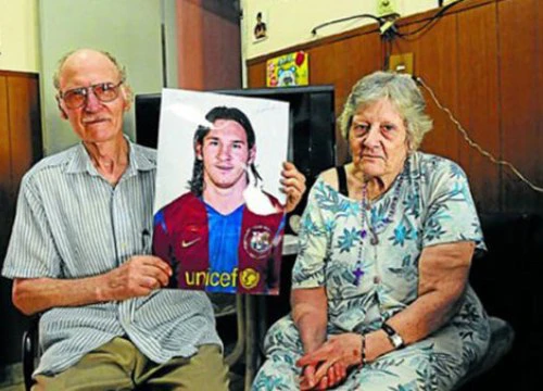 Messi lập cú đúp ngày thông báo ông ngoại qua đời