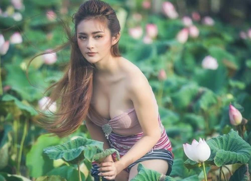 2 mỹ nữ khoe siêu vòng một giữa cánh đồng hoa sen