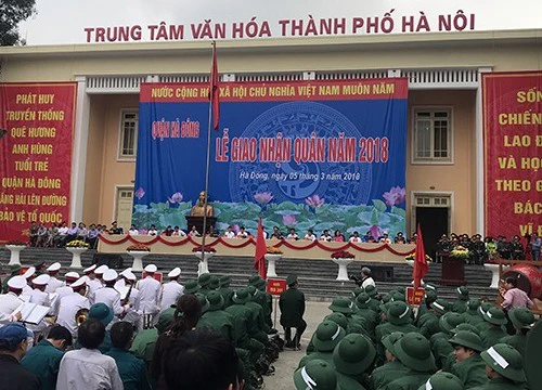 3.500 thanh niên Thủ đô bịn rịn chia tay người thân lên đường nhập ngũ