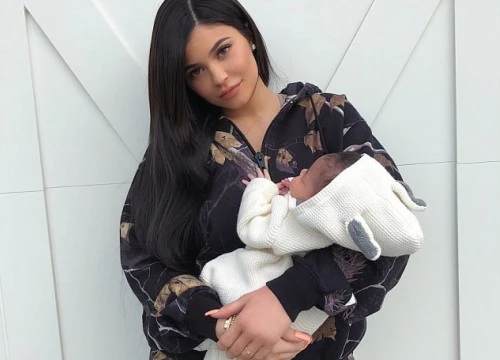 Để móng tay dài, Kylie Jenner bị chê là bà mẹ tồi vì không tự mình chăm sóc con