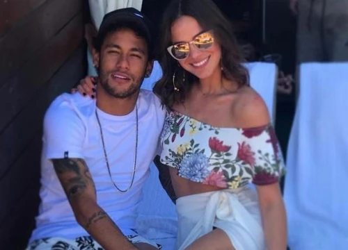 Đi xe lăn, Neymar vẫn quấn quýt bên bạn gái