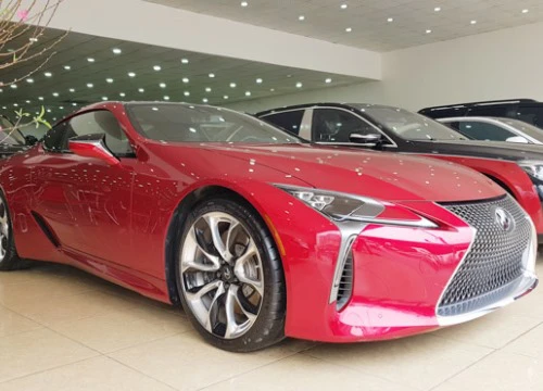 Lexus LC500 trưng bày tại showroom với giá bán gần 10 tỷ đồng