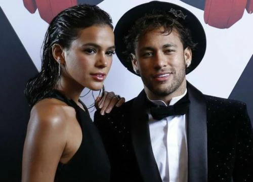 Neymar được siêu mẫu "thưởng nóng" trước khi lên bàn mổ