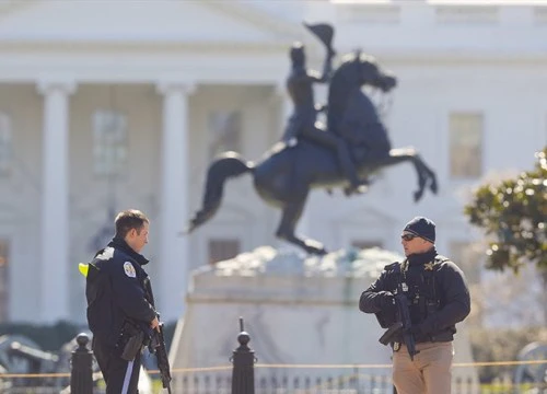 Ông Donald Trump đi vắng khi xảy ra vụ nổ súng tự sát ngoài Nhà Trắng