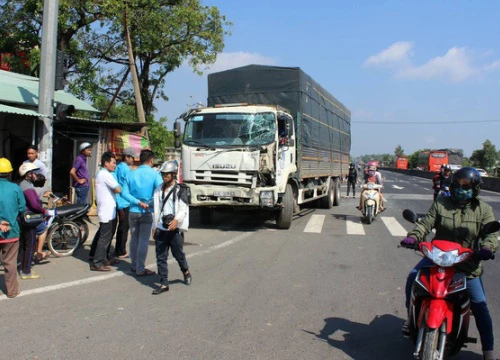 Xe tải tông liên hoàn, 1 người bị thương, 1 ngôi nhà và 6 phương tiện hư hỏng