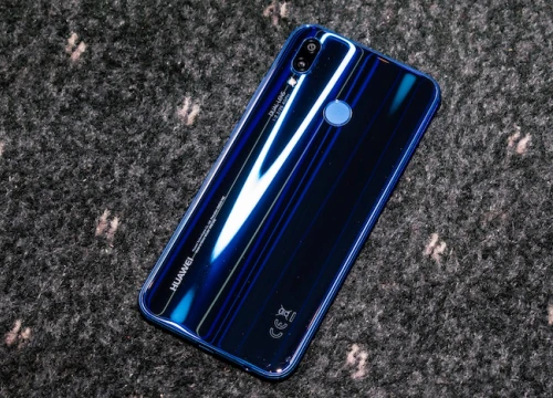 Ảnh thực tế Huawei Nova 3e: Màn hình tai thỏ, mặt lưng lấp lánh