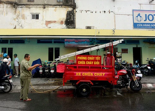 Bảo vệ dân phố vay tiền ngân hàng tự chế xe cứu hỏa