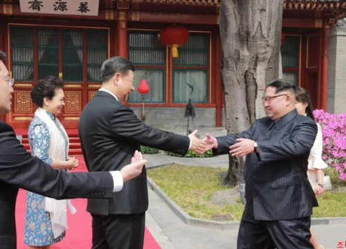 Hành động "lạ" của ông Kim Jong-un khi gặp Chủ tịch Tập Cận Bình