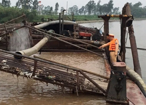 Liên tục bắt giữ các tàu hút cát trái phép trên sông Hồng