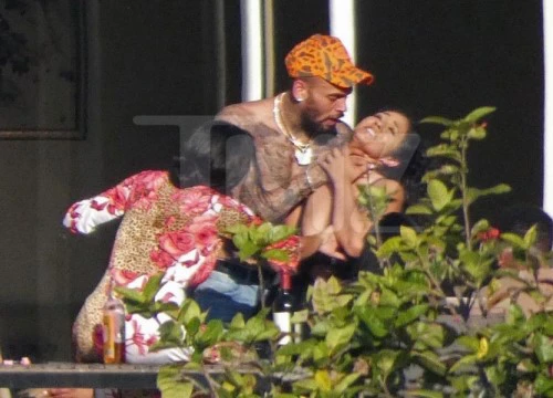 Sau scandal đánh đập Rihanna, Chris Brown lại gây sốc với cảnh bóp cổ phụ nữ