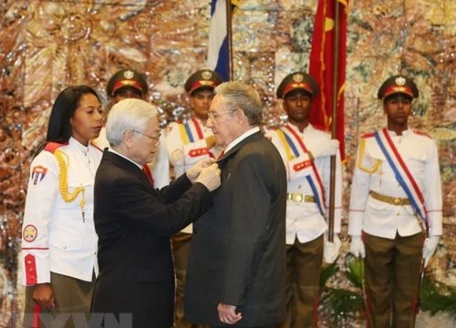 Tổng Bí thư trao Huân chương Sao vàng tặng Chủ tịch Cuba Raul Castro