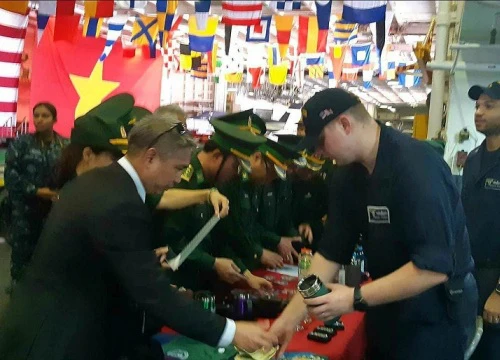 "Cháy hàng" Zippo Mỹ bán trên tàu sân bay USS Carl Vinson đến Đà Nẵng