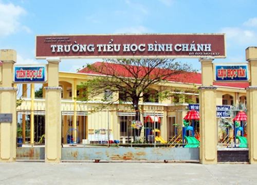 Cô giáo quỳ xin lỗi phụ huynh được động viên tiếp tục giảng dạy