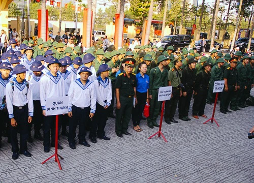 Hai cô gái rạng rỡ giữa ngàn tân binh lên đường tòng quân