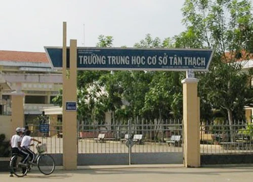 Học sinh lớp 8 bóp cổ cô giáo ngay tại lớp