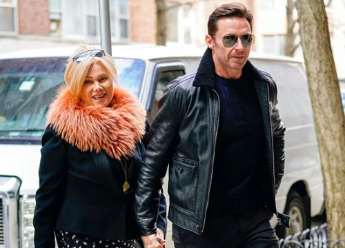 Hugh Jackman nắm chặt tay vợ trên phố