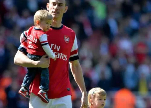 Koscielny rơi lệ khi kể chuyện con hỏi về phong độ tệ hại của Arsenal