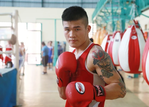 Nam vương boxing Việt phản ứng chỉ trích 'ngông cuồng' khi thách đấu Pierre Flores