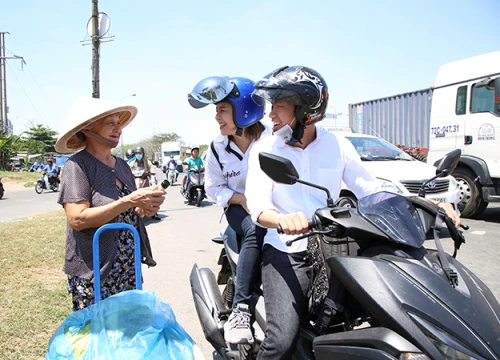 Quang Đăng, Thái Trinh chở nhau bằng xe máy đi tặng quà 8/3 cho phụ nữ nghèo