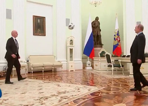 Tổng thống Putin chơi bóng với Chủ tịch FIFA tại Điện Kremlin