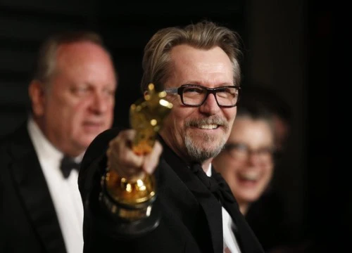 Tượng vàng Oscar còn chưa ấm tay, Gary Oldman bị nhắc lại chuyện hành hung vợ trong quá khứ