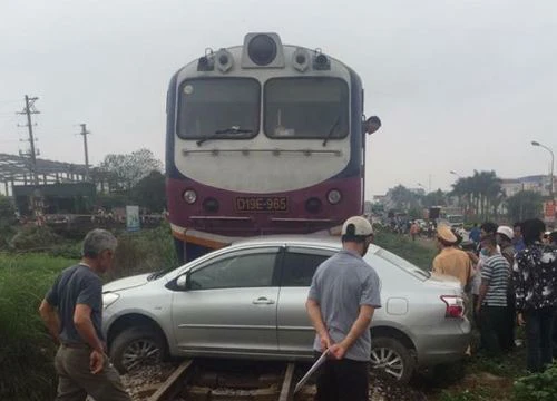 Xế hộp chết máy trên đường bị tàu hỏa đâm trúng