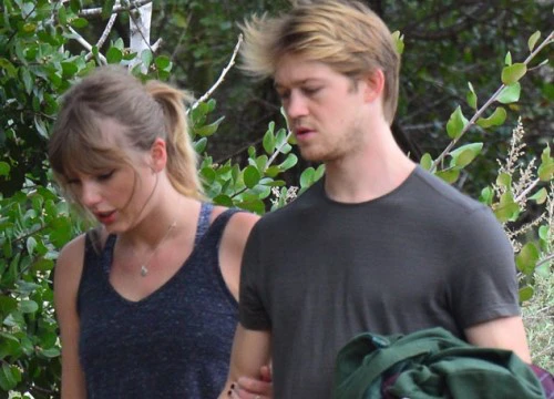 Hình ảnh siêu hiếm hoi: Taylor Swift khoác tay bạn trai Joe Alwyn hạnh phúc dạo bộ bên nhau