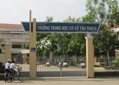 Học sinh lớp 8 bóp cổ cô giáo ngay tại lớp học