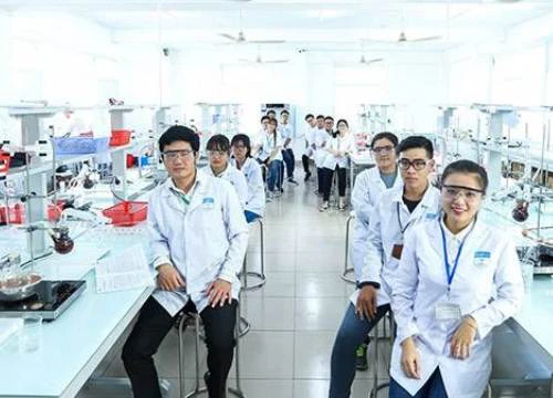 Khám phá một ngày học tập bận rộn của sinh viên ngành Dược