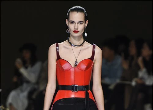 Kỷ nguyên phái yếu lên ngôi của Alexander McQueen