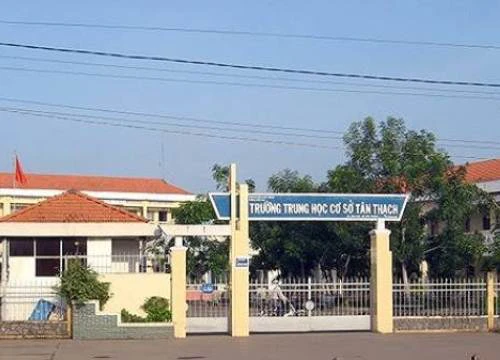 Tạm đình chỉ việc học tập học sinh bóp cổ cô giáo