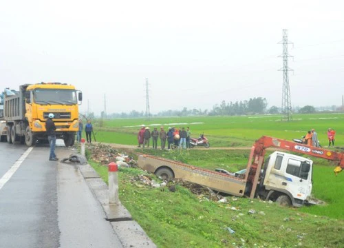 Xế hộp nát đầu sau tai nạn, 2 người chết, 5 người bị thương