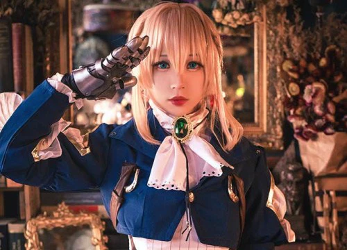 Cô nàng cosplay Violet Evergarden có gương mặt như tượng tạc