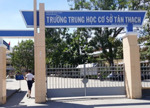 Học sinh bóp cổ cô giáo: Đình chỉ học tập một năm học sinh vi phạm