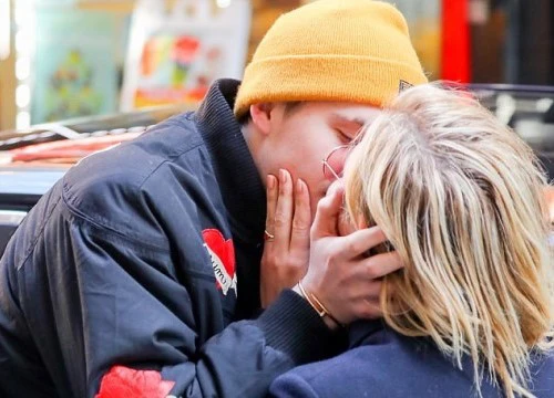 Không nỡ xa Chloe, Brooklyn Beckham kề môi hôn bạn gái nồng nàn trên phố